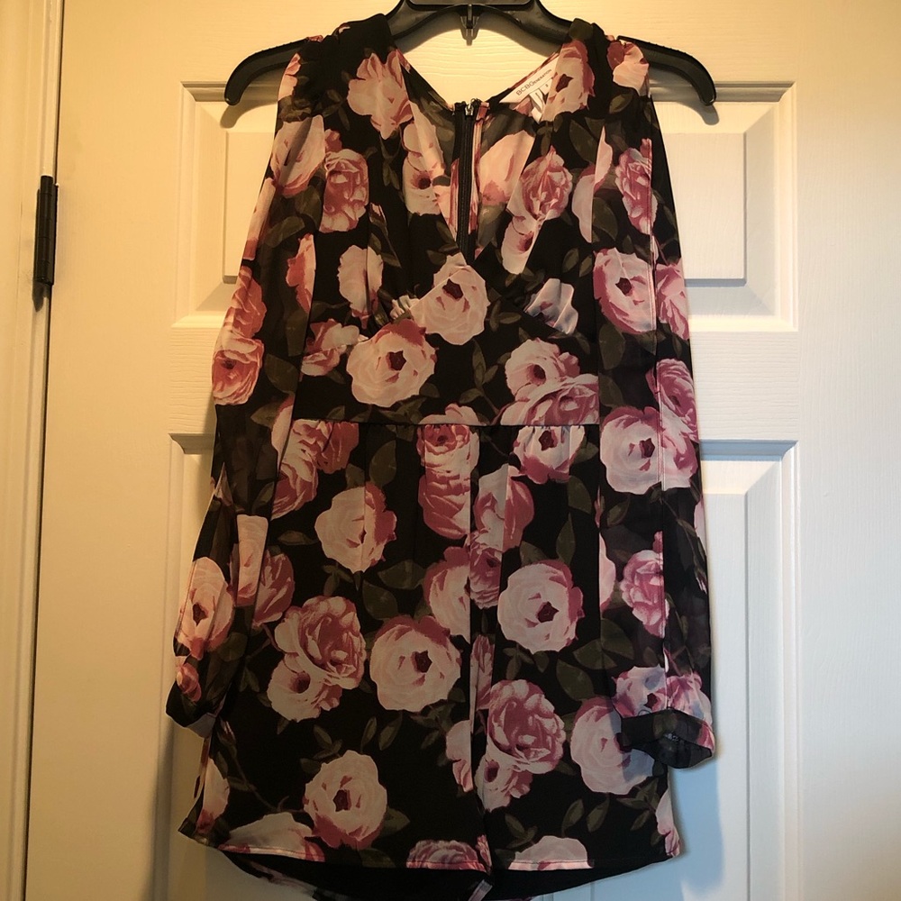 BCBG size 2 Floral Romper with pockets